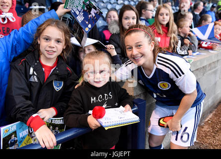 Schottlands Christie Murray gibt Autogramme für Fana nach dem Schlusspfiff des Spiels International Challenge bei Starks Park, Kirkcaldy. PRESSEVERBAND Foto. Bild Datum: Freitag, 7. Juli 2017. Vgl. PA Geschichte Fußball Schottland Frauen. Bildnachweis sollte lauten: Ian Rutherford/PA Wire. Einschränkungen: Verwendung Beschränkungen unterworfen. Nur zur redaktionellen Verwendung. Gewerbliche Nutzung nur mit vorheriger schriftlicher Zustimmung des Scottish FA. Stockfoto