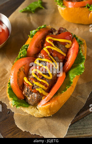 Hausgemachte Burger Hotdogs mit Letttuce Tomaten-Ketchup Stockfoto