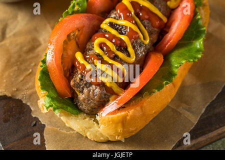 Hausgemachte Burger Hotdogs mit Letttuce Tomaten-Ketchup Stockfoto