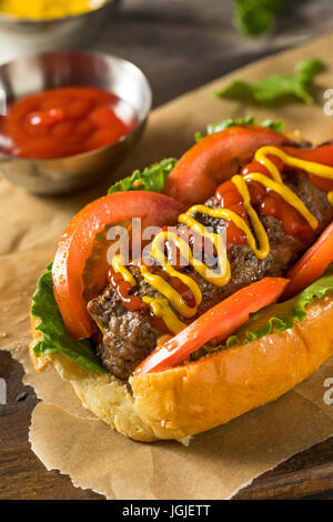 Hausgemachte Burger Hotdogs mit Letttuce Tomaten-Ketchup Stockfoto