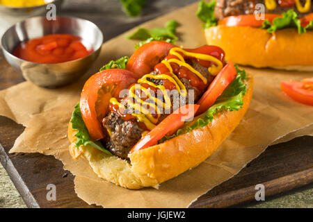 Hausgemachte Burger Hotdogs mit Letttuce Tomaten-Ketchup Stockfoto