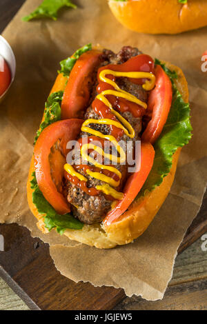 Hausgemachte Burger Hotdogs mit Letttuce Tomaten-Ketchup Stockfoto