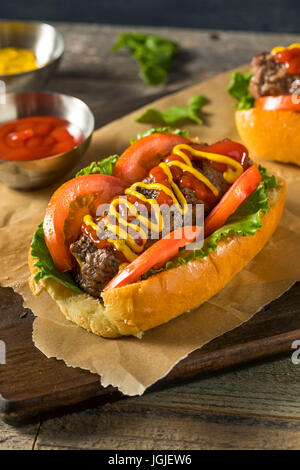 Hausgemachte Burger Hotdogs mit Letttuce Tomaten-Ketchup Stockfoto