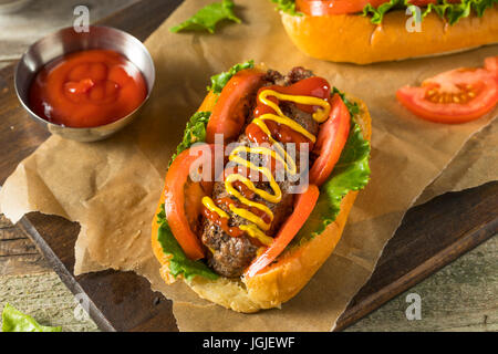 Hausgemachte Burger Hotdogs mit Letttuce Tomaten-Ketchup Stockfoto