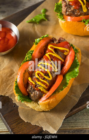 Hausgemachte Burger Hotdogs mit Letttuce Tomaten-Ketchup Stockfoto