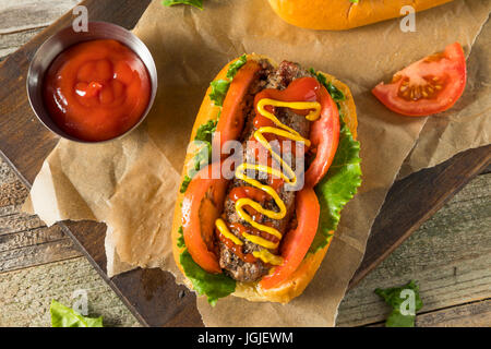 Hausgemachte Burger Hotdogs mit Letttuce Tomaten-Ketchup Stockfoto