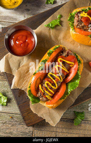 Hausgemachte Burger Hotdogs mit Letttuce Tomaten-Ketchup Stockfoto