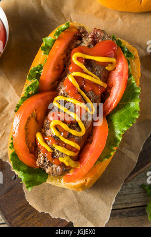 Hausgemachte Burger Hotdogs mit Letttuce Tomaten-Ketchup Stockfoto