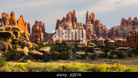 Der Sonnenaufgang vom Teufel Küche Campingplatz mit Blick in Richtung Chesler Park in Canyonlands National Park, Utah, USA Stockfoto