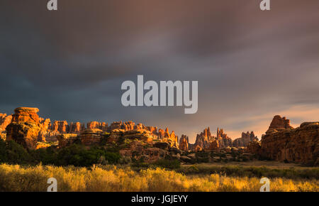 Aussicht auf den Sonnenuntergang vom Teufel Küche Campingplatz mit Blick in Richtung Chesler Park in Canyonlands National Park, Utah, USA Stockfoto