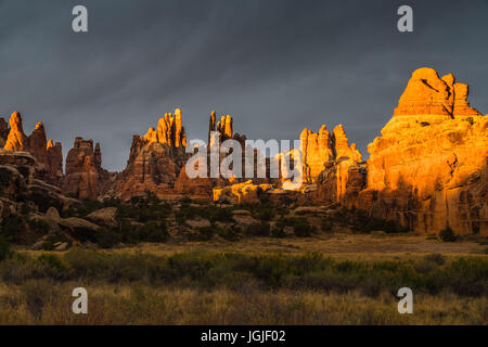 Der Sonnenaufgang vom Teufel Küche Campingplatz mit Blick in Richtung Chesler Park in Canyonlands National Park, Utah, USA Stockfoto