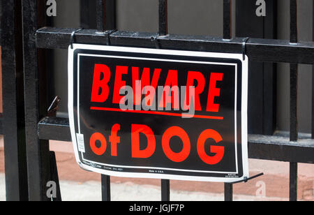 Schwarz und Rot Vorsicht Hund Zeichen auf einer metallischen Gate Stockfoto