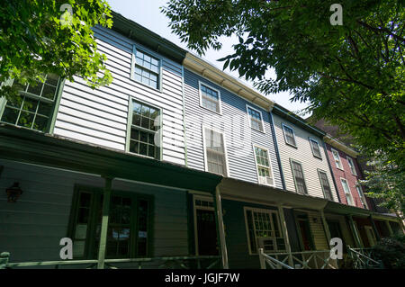 19. Jahrhundert-Reihenhäuser mit Holzverkleidung und Flachdächern auf Columbia Platz in Brooklyn Heights in New York City Stockfoto