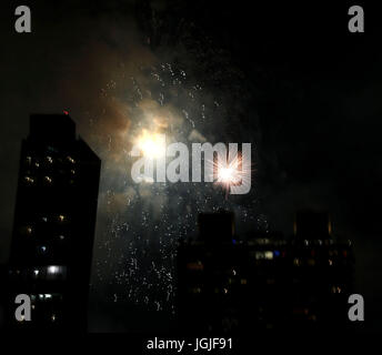 Streifen und platzt der bunten Wunderkerzen von Feuerwerk über der Skyline von NYC Stockfoto