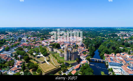 Luftaufnahme von Clisson Stadtzentrum und Schloss in Loire Atlantique, Frankreich Stockfoto