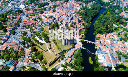 Luftaufnahme von Clisson Stadtzentrum und Schloss in Loire Atlantique, Frankreich Stockfoto