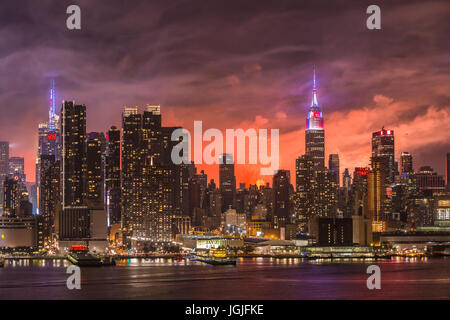 Die jährlichen Macy Feuerwerk Fourth Of July Lichter am Himmel hinter der Skyline von Manhattan in New York City wie aus über den Hudson River zu sehen. Stockfoto