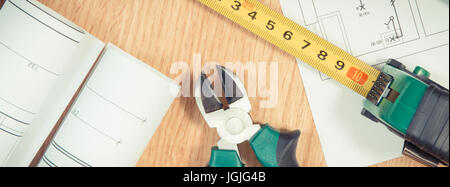 Rollen von Blaupausen oder elektrische Konstruktionszeichnungen und Arbeitshilfen für Ingenieur Jobs, Technologie-Konzept Stockfoto