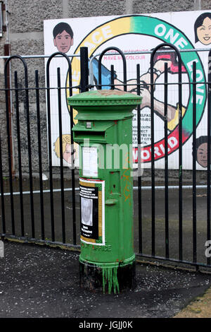 Briefkasten lackiert auf Divis Street, Belfast grün Stockfoto