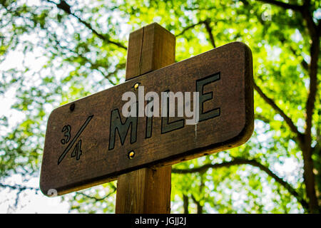 Ein Trail Schild 3/4 Meile. Lebe das Leben einer Meile in einer Zeit, manchmal spazieren ist genau das, was Sie brauchen. Stockfoto