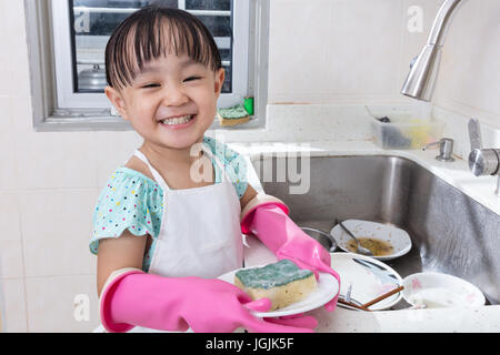 Asiatische chinesische Mädchen beim Abwasch in der Küche zu Hause Stockfoto