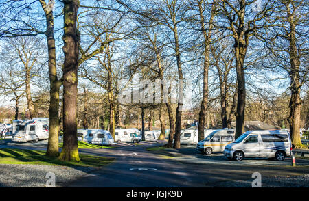 Reisemobile und Wohnwagen auf der sonnigen Abbey Wood Caravan Club Campingplatz in London, England, UK. Stockfoto