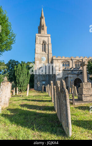 Die denkmalgeschützten Gebäude, St Michael und alle Engel Kirche und Gräber, gegen einen klaren blauen Himmel, Langtoft, Lincolnshire, England, UK. Stockfoto