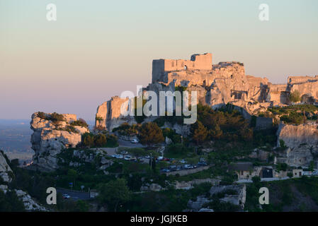 Sonnenuntergang über Les Baux oder Les Baux-de-Provence Bergdorf & Burgruine in den Alpilles Hills Provence Frankreich Stockfoto