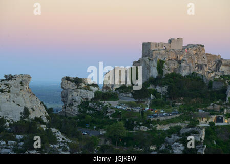 Sonnenuntergang über Les Baux oder Les Baux-de-Provence Bergdorf & Burgruine in den Alpilles Hills Provence Frankreich Stockfoto