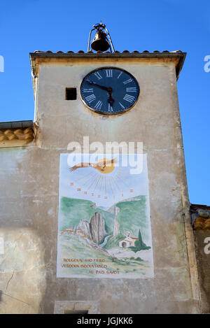 Sonnenuhr und Wandmalerei am Glockenturm im Dorf Rougon in der Verdon-Schlucht Alpes-de-Haute-Provence Frankreich Stockfoto