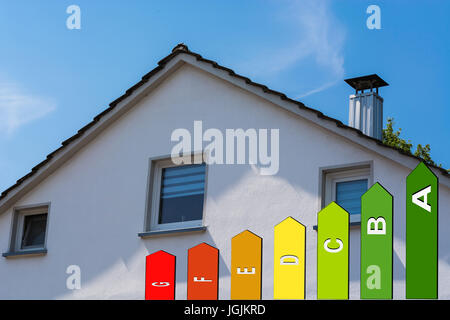 Giebelseite eines Mehrfamilienhauses aus den 60er Jahren nach Modernisierung gegen blauen Himmel. Stockfoto