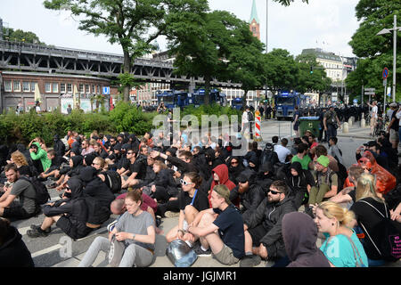 Hamburg, Deutschland. 7. Juli 2017. Demonstranten blockieren eine Straße in Hamburg, Deutschland, 7. Juli 2017. Die Regierungschefs der G20-Gruppe von Ländern treffen sich am 7. / 8. Juli 2017 in Hamburg. Foto: Daniel Reinhardt/Dpa/Alamy Live News Stockfoto