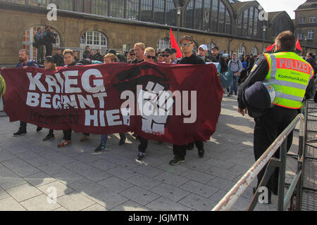 Hamburg, Deutschland. 6. Juli 2017. Demonstranten sind ein Akt gegen den G20-Gipfel (Treffen von den zwanzig wirtschaftsstärksten Ländern der Welt) Durchführung und nehmen Sie die Straßen der Stadt Hamburg in Norddeutschland am Donnerstag, 06. Bildnachweis: Brasilien Foto Presse/Alamy Live-Nachrichten Stockfoto