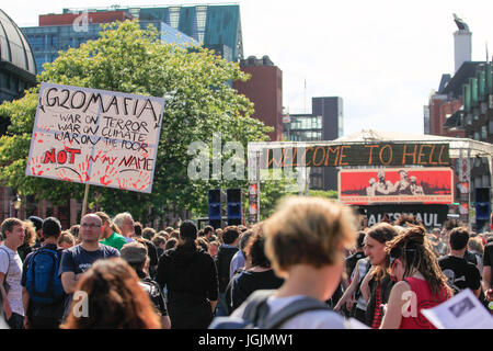 Hamburg, Deutschland. 6. Juli 2017. Demonstranten sind ein Akt gegen den G20-Gipfel (Treffen von den zwanzig wirtschaftsstärksten Ländern der Welt) Durchführung und nehmen Sie die Straßen der Stadt Hamburg in Norddeutschland am Donnerstag, 06. Bildnachweis: Brasilien Foto Presse/Alamy Live-Nachrichten Stockfoto