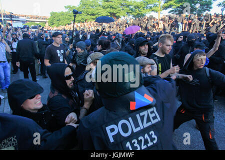 Hamburg, Deutschland. 6. Juli 2017. Demonstranten sind ein Akt gegen den G20-Gipfel (Treffen von den zwanzig wirtschaftsstärksten Ländern der Welt) Durchführung und nehmen Sie die Straßen der Stadt Hamburg in Norddeutschland am Donnerstag, 06. Bildnachweis: Brasilien Foto Presse/Alamy Live-Nachrichten Stockfoto