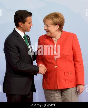 Hamburg, Deutschland. 7. Juli 2017. Bundeskanzlerin Angela Merkel empfängt mexikanischen Präsidenten Enrique Pena Nieto zu Beginn des ersten Tages des G20-Gipfeltreffens 7. Juli 2017 in Hamburg, Deutschland. Bildnachweis: Planetpix/Alamy Live-Nachrichten Stockfoto