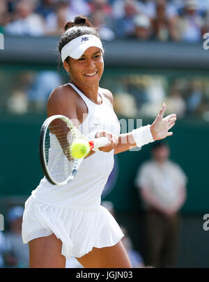 London, UK. 7. Juli 2017. Heather Watson aus Großbritannien gibt den Ball zurück, in der Frauen Singles dritten Vorrundenspiel mit Victoria Azarenka aus Weißrussland an der Meisterschaft Wimbledon 2017 in Wimbledon, London, England am 7. Juli 2017. Bildnachweis: Han Yan/Xinhua/Alamy Live-Nachrichten Stockfoto