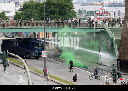 Hamburg, Deutschland. 7. Juli 2017. Polizisten verwenden einen Wasserwerfer in der Nähe von Bahnhof Landungsbrücken in Hamburg, Deutschland, 7. Juli 2017. Die Regierungschefs der G20-Gruppe von Ländern treffen sich am 7. / 8. Juli 2017 in Hamburg. Foto: Sebastian Willnow/Dpa/Alamy Live News Stockfoto