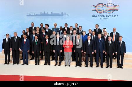 Hamburg, Deutschland. 7. Juli 2017. Bundeskanzlerin Angela Merkel steht mit weltweit führenden Unternehmen für das Gruppenfoto zu Beginn des ersten Tages des G20-Gipfeltreffens 7. Juli 2017 in Hamburg, Deutschland. Bildnachweis: Planetpix/Alamy Live-Nachrichten Stockfoto