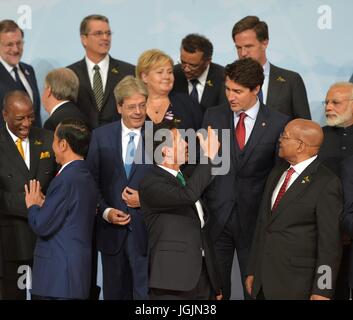 Hamburg, Deutschland. 7. Juli 2017. Mexikanische Präsident Enrique Pena Nieto, Zentrum, Chats mit kanadischen Premierminister Justin Trudeau nach dem Gruppenfoto zu Beginn des ersten Tages des G20-Gipfels treffen 7. Juli 2017 in Hamburg, Deutschland. Bildnachweis: Planetpix/Alamy Live-Nachrichten Stockfoto