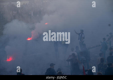 Hamburg, Deutschland. 6. Juli 2017. Fischmarkt/Hamburg - Deutschland 6. Juli 2017: Teilnehmer der Proteste sind die Fotos von der Bengal-Lichter. Bildnachweis: Eva Agata Draze/Alamy Live-Nachrichten Stockfoto