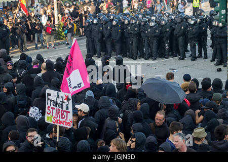 Hamburg, Deutschland. 6. Juli 2017. Fischmarkt/Hamburg - Deutschland 6. Juli 2017: Der "Schwarze Block" stand vor Polizisten in voller Montur. Bildnachweis: Eva Agata Draze/Alamy Live-Nachrichten Stockfoto