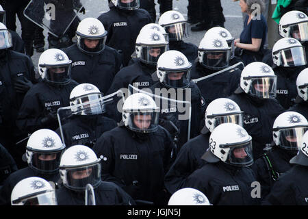 Hamburg, Deutschland. 6. Juli 2017. Fischmarkt/Hamburg - Deutschland 6. Juli 2017: Polizisten in voller Montur bei der Demonstration. Bildnachweis: Eva Agata Draze/Alamy Live-Nachrichten Stockfoto