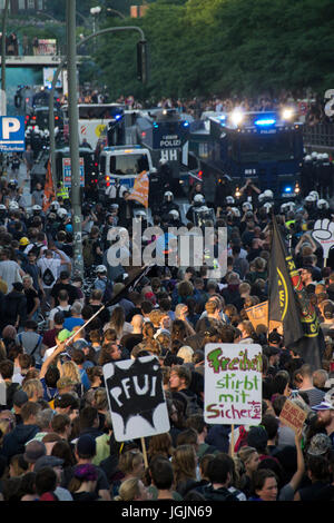 Hamburg, Deutschland. 6. Juli 2017. Fischmarkt/Hamburg - Deutschland 6. Juli 2017: Teilnehmer mit Beschilderung und Fahnen auf den Protest. Bildnachweis: Eva Agata Draze/Alamy Live-Nachrichten Stockfoto