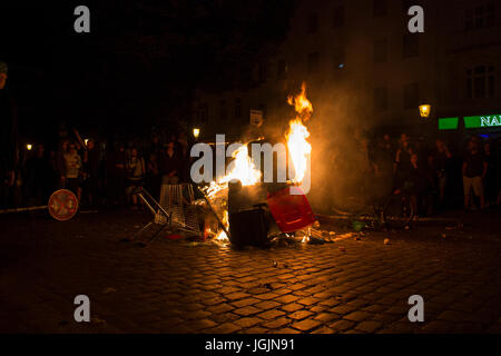 Hamburg, Deutschland. 6. Juli 2017. St. Pauli/Hamburg - Deutschland 6. Juli 2017: brennende Straße Blockade vor der "Roten Flora". Bildnachweis: Eva Agata Draze/Alamy Live-Nachrichten Stockfoto