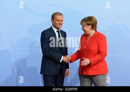 Hamburg, Deutschland. 7. Juli 2017. Bundeskanzlerin Angela Merkel begrüßt EU-Präsident Donald Tusk zu Beginn des ersten Tages des G20-Gipfeltreffens 7. Juli 2017 in Hamburg, Deutschland. Bildnachweis: Planetpix/Alamy Live-Nachrichten Stockfoto