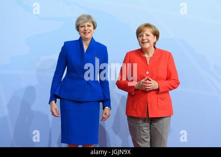 Hamburg, Deutschland. 7. Juli 2017. Bundeskanzlerin Angela Merkel begrüßt britische Premierminister Theresa May, links, die zu Beginn des ersten Tages des G20-Gipfeltreffens 7. Juli 2017 in Hamburg, Deutschland. Bildnachweis: Planetpix/Alamy Live-Nachrichten Stockfoto