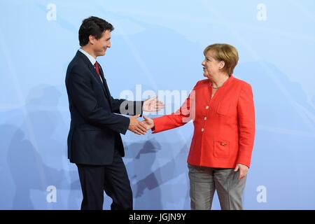 Hamburg, Deutschland. 7. Juli 2017. Bundeskanzlerin Angela Merkel begrüßt der kanadische Premierminister Justin Trudeau zu Beginn des ersten Tages des G20-Gipfeltreffens 7. Juli 2017 in Hamburg, Deutschland. Bildnachweis: Planetpix/Alamy Live-Nachrichten Stockfoto