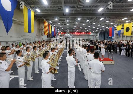 (170707) - HONG KONG, 7. Juli 2017 (Xinhua)--Soldaten der Militärkapelle des chinesischen Flugzeugträger Liaoning führen, während eine Deck-Rezeption in Hong Kong spezielle Administrative Region (HKSAR), Süd-China, 7. Juli 2017. Eine Flottille einschließlich Chinas erster Flugzeugträger Liaoning am Freitag kamen für einen Besuch, während, den Liaoning zum ersten Mal für die Öffentlichkeit zu besuchen werden, in der Sonderverwaltungsregion Hongkong. (Xinhua/Zeng Tao) (Mcg) Stockfoto