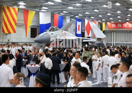 (170707) - HONG KONG, 7. Juli 2017 (Xinhua)--Gäste und Offiziere und Matrosen der chinesischen Marine Bildung besuchen eine Deck-Rezeption auf Flugzeugträger Liaoning in Hong Kong spezielle Administrative Region (HKSAR), Süd-China, 7. Juli 2017. Eine Flottille einschließlich Chinas erster Flugzeugträger Liaoning am Freitag kamen für einen Besuch, während, den Liaoning zum ersten Mal für die Öffentlichkeit zu besuchen werden, in der Sonderverwaltungsregion Hongkong. (Xinhua/Zeng Tao) (Mcg) Stockfoto